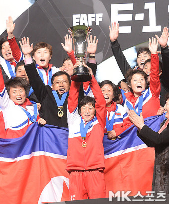 북한여자축구 `동아시안컵 우승 트로피 번쩍` [MK포토]