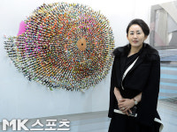 최윤희 대표, 화려한 정다운 작가의 작품과 함께 [MK포토]