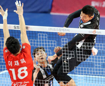 [V리그] 한국전력 5연승 ‘스톱’-현대캐피탈 5연승 ‘고’