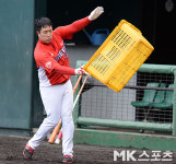 김지성 `박스 던지면서 타격 밸런스 잡아요` [MK포토]