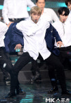 강다니엘, 자켓을 훌러덩~ [가온차트]