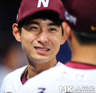 이정후 `개막전 승리에 생글생글` [MK포토]