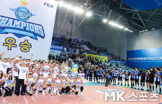 현대캐피탈 `대한항공 창단 첫 우승에 박수를~` [MK포토]