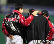 차우찬 `3승 소사에 토닥토닥` [MK포토]