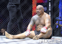 팔 빠진 마이티모 `길버트 아이블에 TKO패` [MK포토]