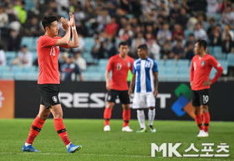 손흥민 `선취골을 넣고 교체` [MK포토]