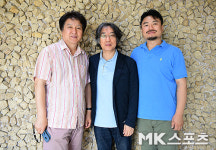 포즈 취하는 이흥덕 작가-금보성 대표-김종근 교수 [MK포토]