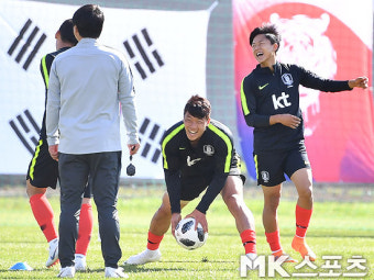 황희찬-이승우, 대표팀 분위기 좋아요 [MK포토]