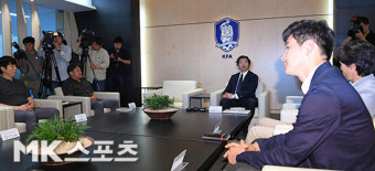 `신 감독 거취 관련 회의 주관하는 김판곤 위원장` [MK포토]