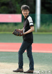 김공선 (주)케이스타그룹 부의장, 첫 시구 설레이는 미소 [MK포토]