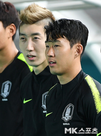 그라운드 바라보는 손흥민과 조현우 [한국 말레이시아]