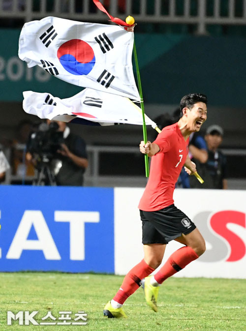 PSG 이강인, 프랑스컵 2연패 성공 세리머니 속 태극기 펼쳐