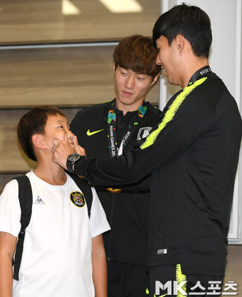 손흥민, 축구 꿈나무에 남다른 팬서비스 선물 [MK화보]