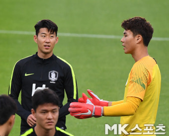 손흥민 `송범근과 이야기 삼매경` [MK포토]