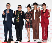 모어 댄 블루 무대인사 갖는 가빈린 감독과 배우들 [MK포토]