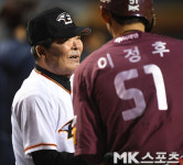 이정후 인사받는 이희수 감독 [MK포토]