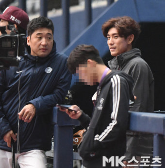 이택근-이정후 `부상으로 뛸 수 없지만 항상 팀과 함께` [MK포토]