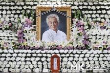 신성일 별세, 뜨거운 추모 열기…이순재·최불암·안성기 등 빈소 방문 
