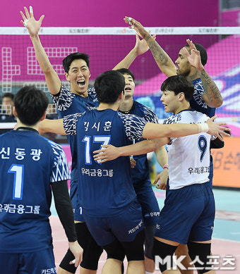 우리카드 `선두 대한항공 상대로 3-2 대역전승` [MK포토]