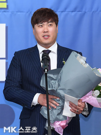 류현진 `2018 일구대상 수상받고 은은한 미소` [MK포토]