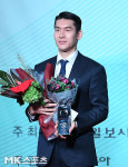 전북도청구내이용원 | 이용 `전북 우승 견인하고 프로축구 올해의선수상 수상` [MK포토]