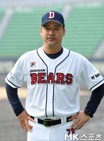 김민재 코치 `비장한 표정으로 포토타임` [MK포토]