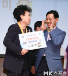 조영관, 현미 선생님 큰바위얼굴상 축하합니다 [MK포토]