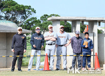불펜 투구 지켜보는 서폴드-채드 벨 [MK포토]