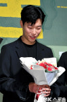류준열, 진짜 돈다발보며 방긋 [MK포토]
