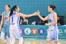 ‘박하나 22점’ 삼성생명, 하나은행 꺾고 PO 진출 확정