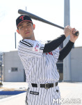 김민성 `LG 유니폼 입고 힘찬 스윙` [MK포토]