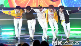 토모로우바이투게더, 어깨동무하고 흔들어요 [MK포토]