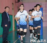 배구부 선수 관심있게 지켜보는 면목초 정현주 교장 [MK포토]