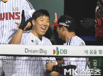 김현수 `오지환 득점에 싱글벙글 하이파이브` [MK포토]