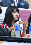 모모 `야구장은 역시 치킨` [MK포토]