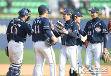 두산 `LG 상대로 8-0 제압` [MK포토]