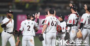kt 위즈 `모두 함께 하이파이브` [MK포토]