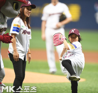 이현경 `우리 아들 시구폼 멋지네` [MK포토]