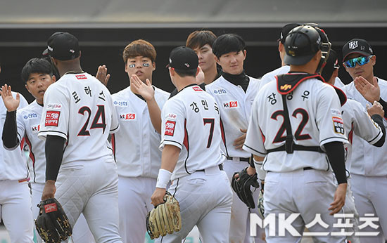 롯데, 키움을 9-3 완파하며 2위 경쟁에 기운 - 투수와 타선 활약으로 승리 