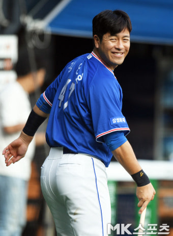 강민호 `박건우 향해 미소 활짝` [MK포토]