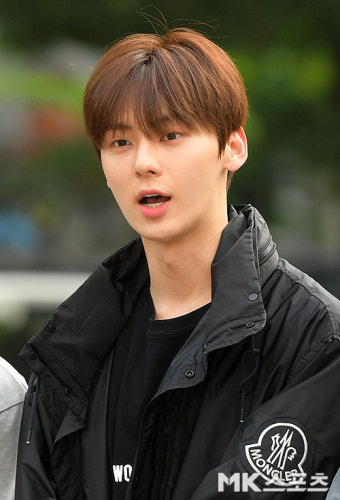 황민현 `인사도 멋지게!` [MK포토]