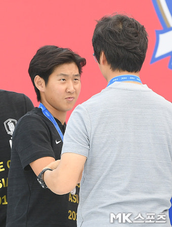 이강인 `감독님 또 만날 수 있죠?` [MK포토]