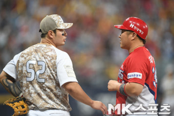 박병호-최형우 `1루에서 짧은 대화` [MK포토]
