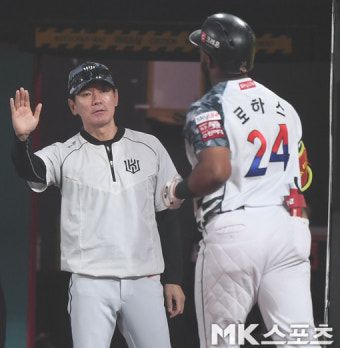 이강철 감독 `로하스, 홈런 멋졌어` [MK포토]