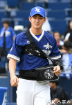`부상투혼` 구자욱, 깁스하고 팬사인회 참석 [MK포토]