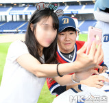 박민우, 여성팬과 셀카도 흥쾌히 [MK포토]