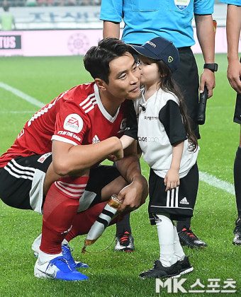 박주호 딸 나은 `이동국 삼촌에게 볼 뽀뽀` [MK포토]