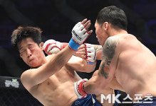 홍영기 `몽골 복싱 파이터에게 강력한 한 방 허용` [MK포토]