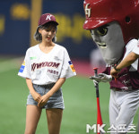다루 `턱돌이 안내 받으며 타석으로` [MK포토]
