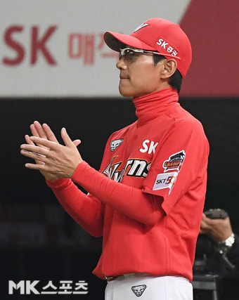6연패 탈출한 염경엽 감독 `얼마만에 승리인가?` [MK포토]